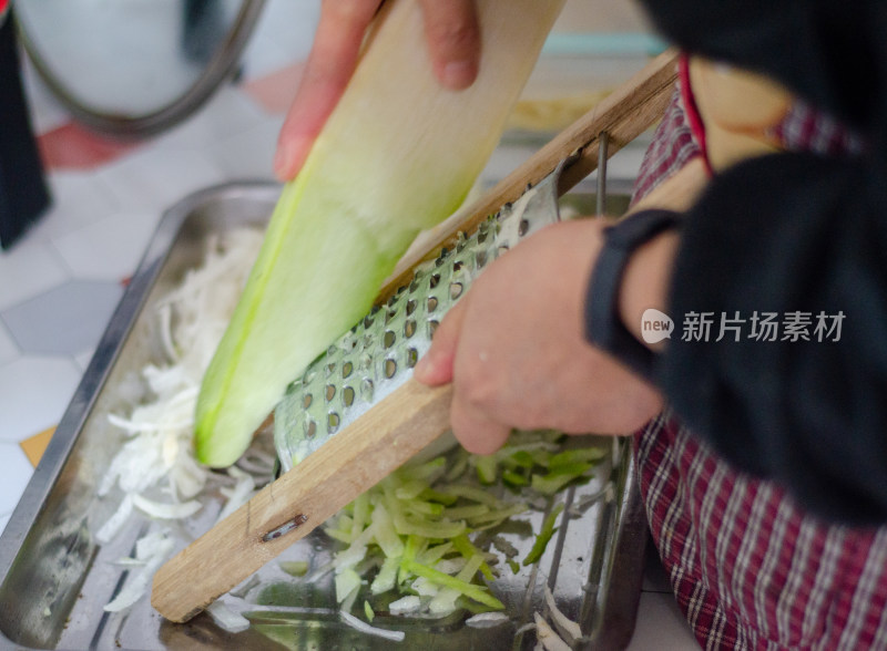 用刨丝器削萝卜丝