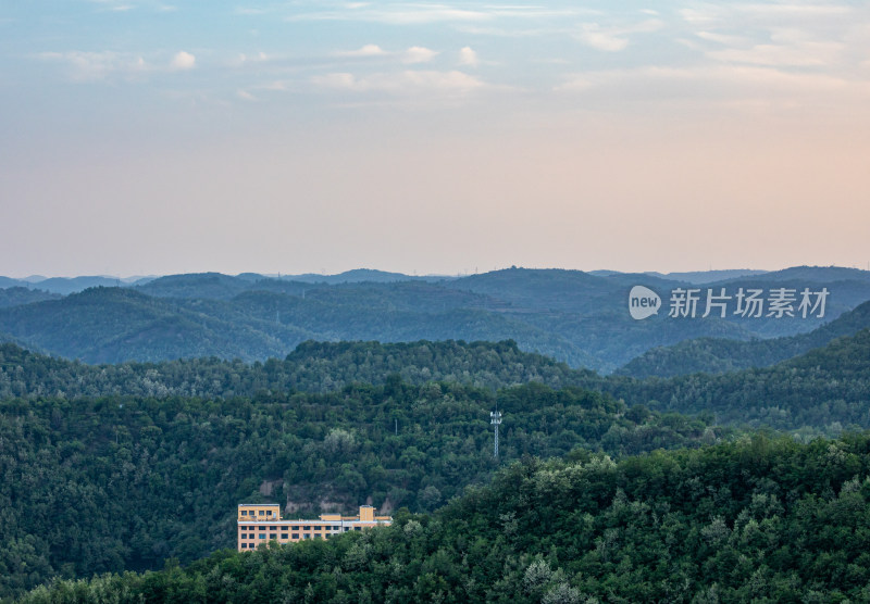 陕西延安凤凰山黄昏景观