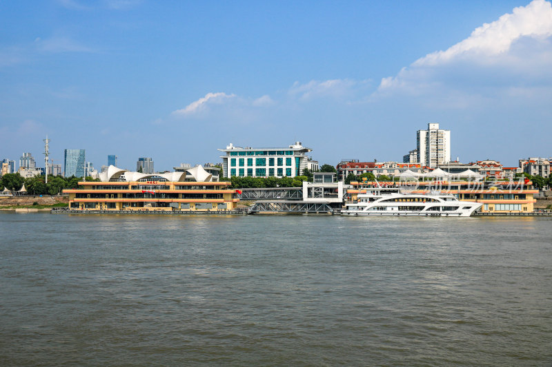 湖北武汉长江江滩沿线风景