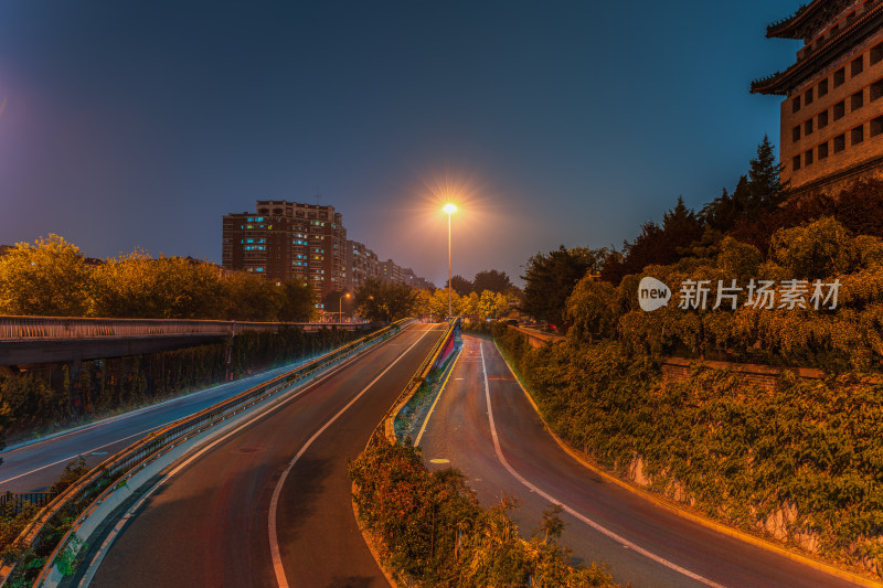 北京古城夜晚路灯下的城市公路景象