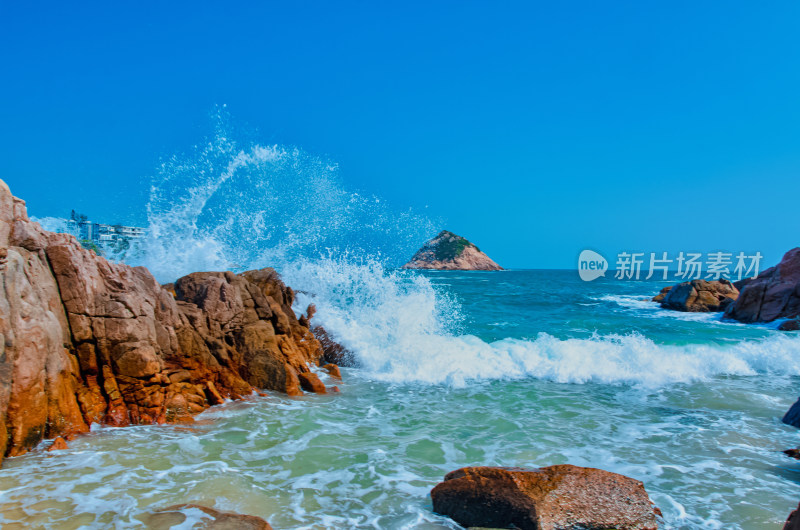 香港石澳海岸公园海浪拍打礁石