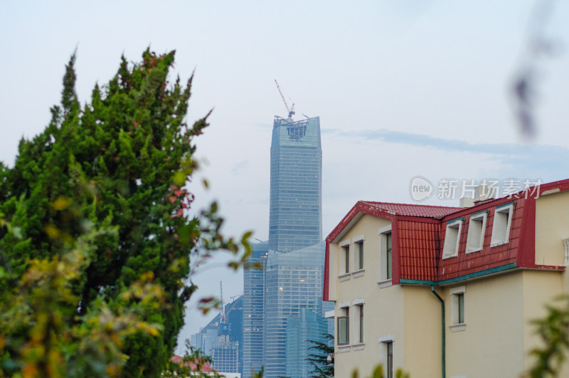 青岛古朴的红房子和远处的海天中心大厦