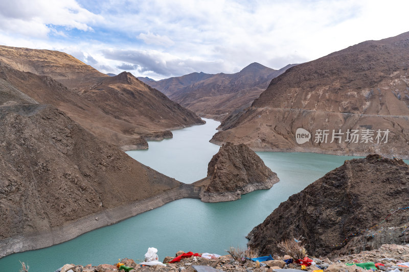 西藏日喀则满拉水库高原湖泊藏地山水画卷