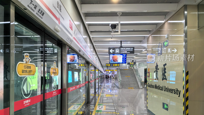 贵州省贵阳市地铁站内的乘客