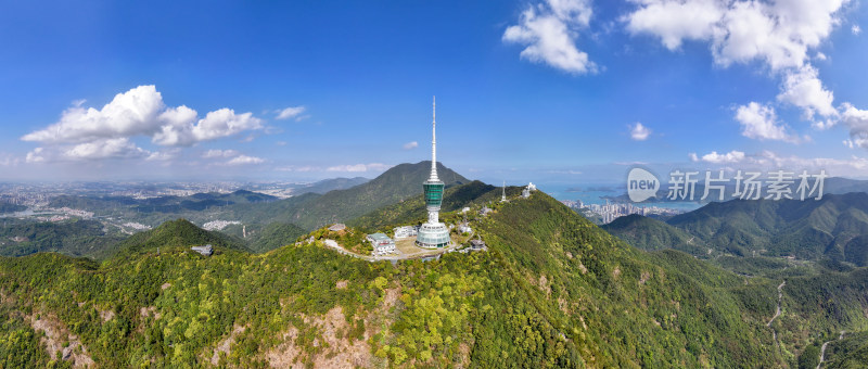 蓝天白云下山顶电视塔全景