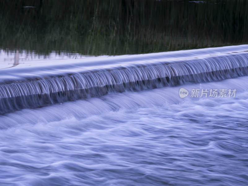 奔流的河水