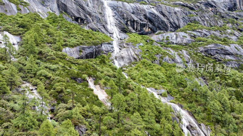 四川阿坝理县毕棚沟景区的高山瀑布