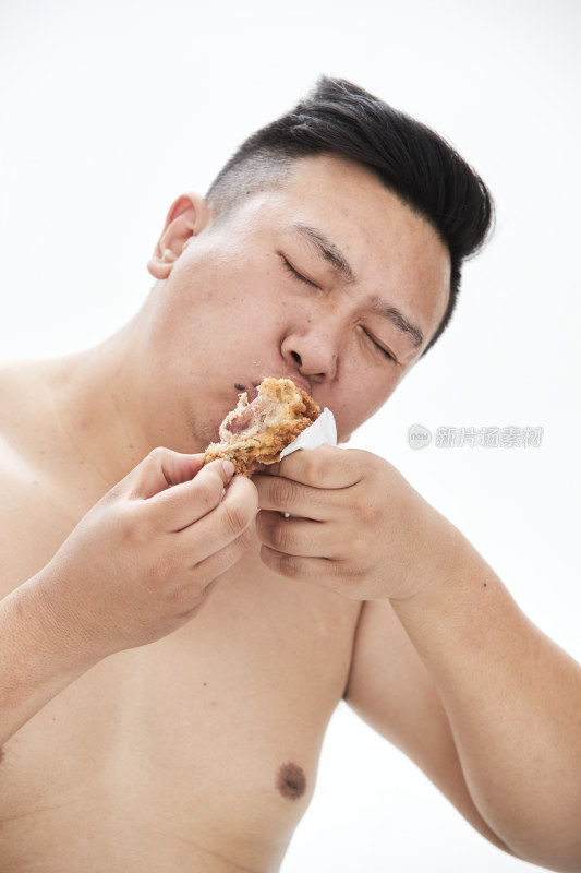 大吃特吃各种食物的肥胖亚洲男子
