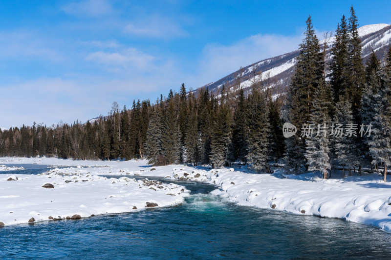 新疆喀纳斯雪景神仙湾冰河晨雾雪山森林雾凇