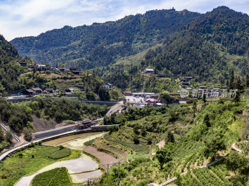 航拍湖南湘西大山中的村寨