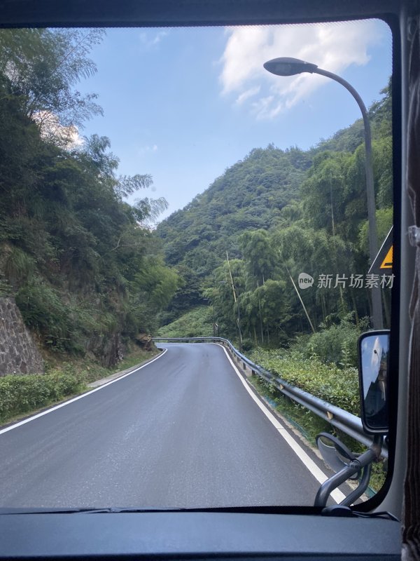 从旅游大巴第一视角观看盘山公路