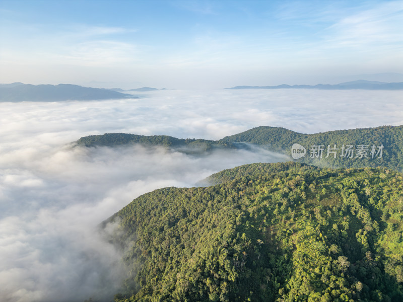 航拍云海之上的山峦