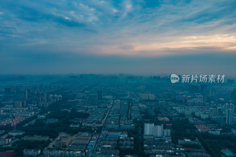 山东淄博城市清晨日出迷雾航拍摄影图