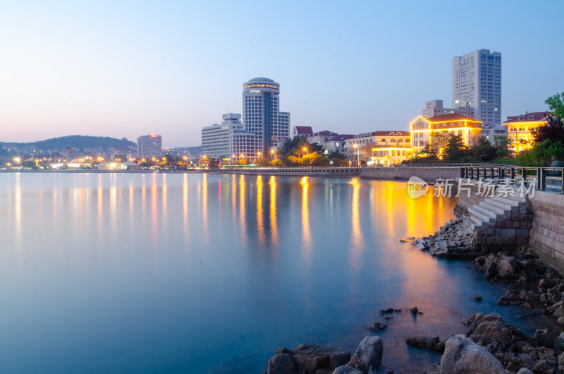 青岛第一海水浴场夜幕风景