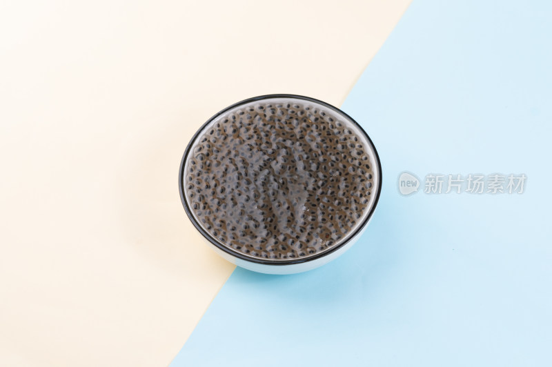 碗装奇亚籽饮品俯拍图