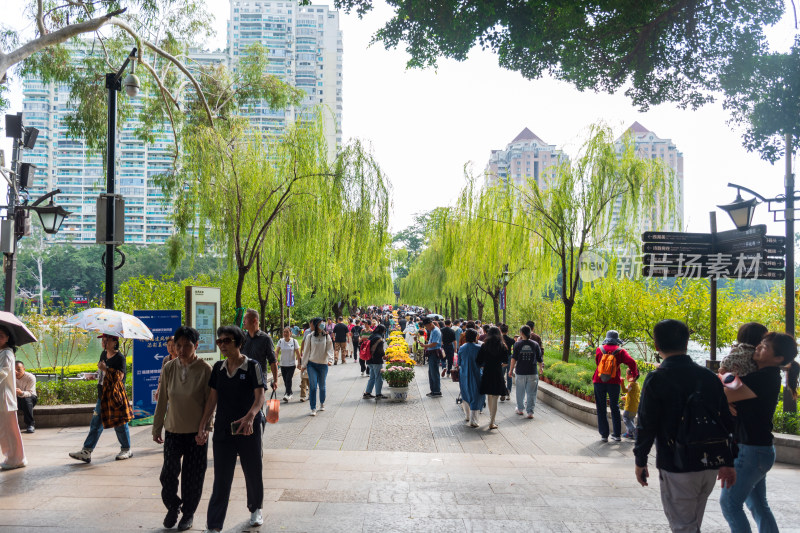 城市公园内人群漫步景象