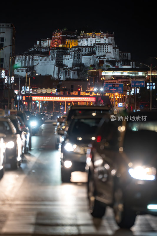 西藏拉萨布达拉宫夜景与车流高原宫殿建筑群