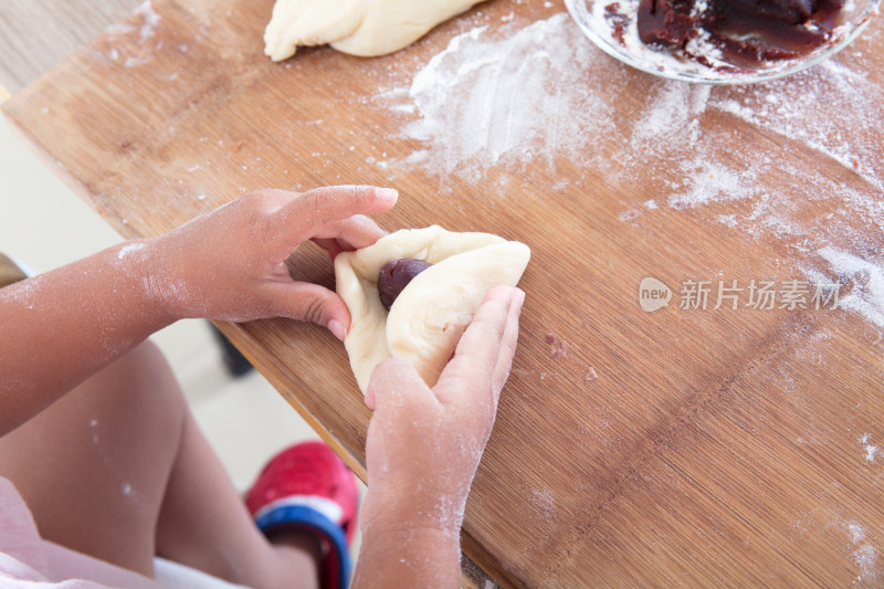 中国小孩子在厨房学习做月饼