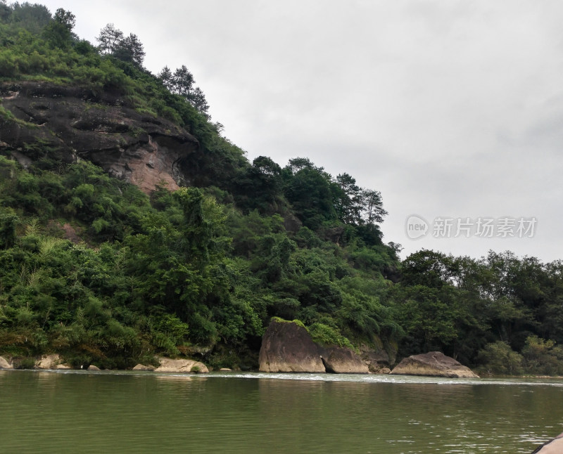 武夷山山水相依的自然风景