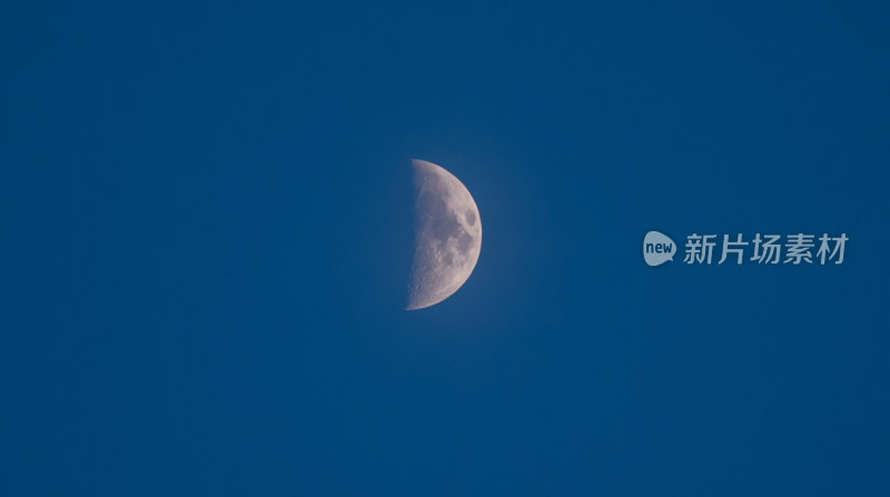 夜空中的弯弯月牙