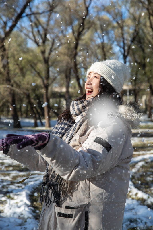 雪地上玩耍的青年女人