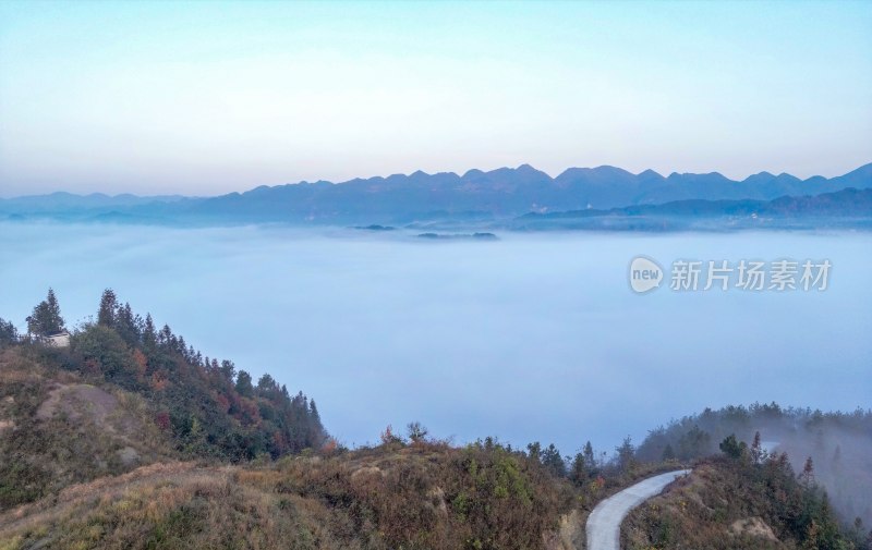 重庆酉阳：青山村庄雾