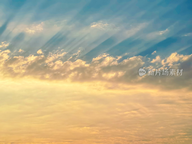 傍晚天空中夕阳形成的丁达尔效应