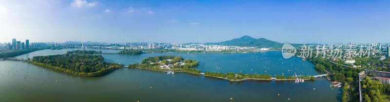 南京玄武湖上空城市天际线