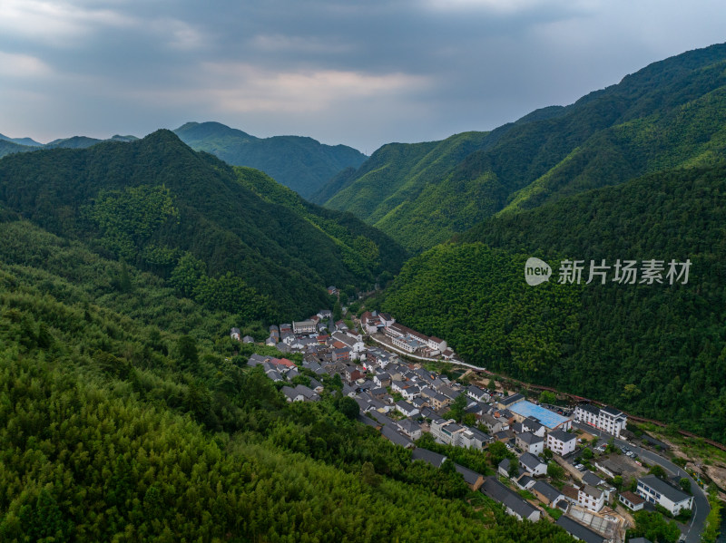 航拍浙江杭州临安区龙门秘境石门村山间村落