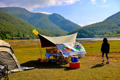 户外草地山林间露营场景