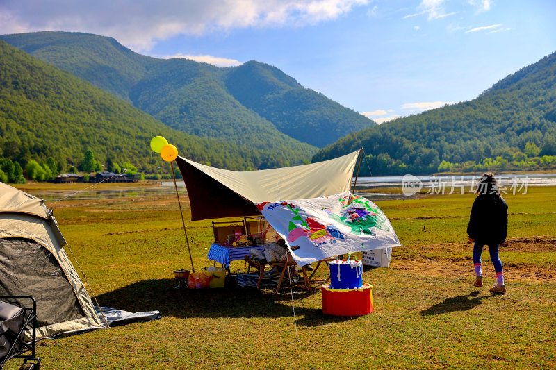 户外草地山林间露营场景