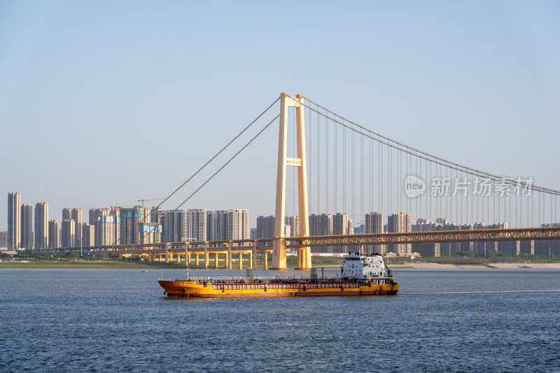 航行在武汉长江的航运货船