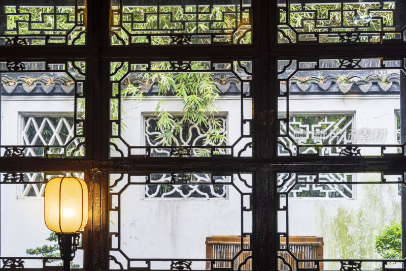 苏州西园寺，抄经室的花窗与窗外绿色的春意