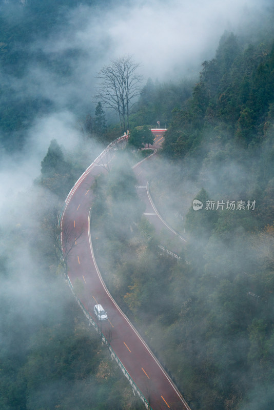 雨后，湘西矮寨大桥下的红色盘山公路