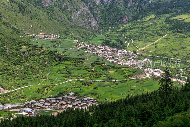 扎尕那蓝天白云山峰草地