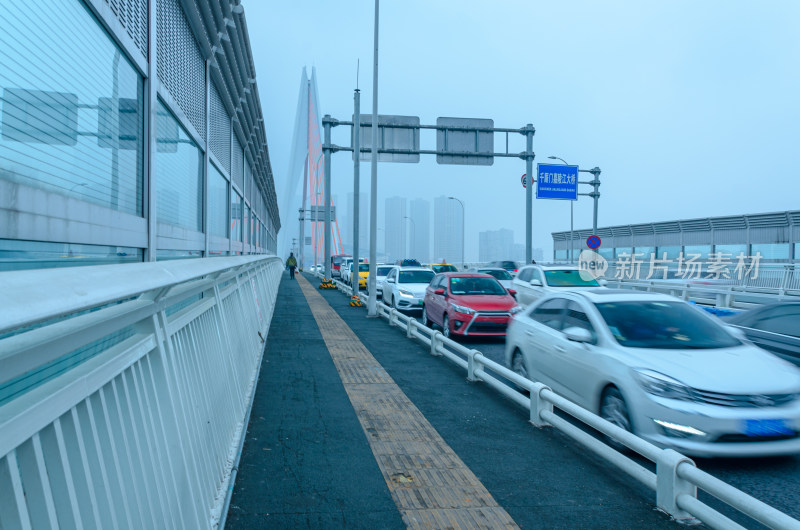 重庆千厮门嘉陵江大桥与桥面城市公路