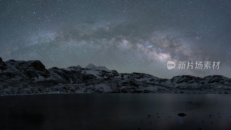 西藏嘎玛沟措学仁玛银河与雪山湖泊的夜色