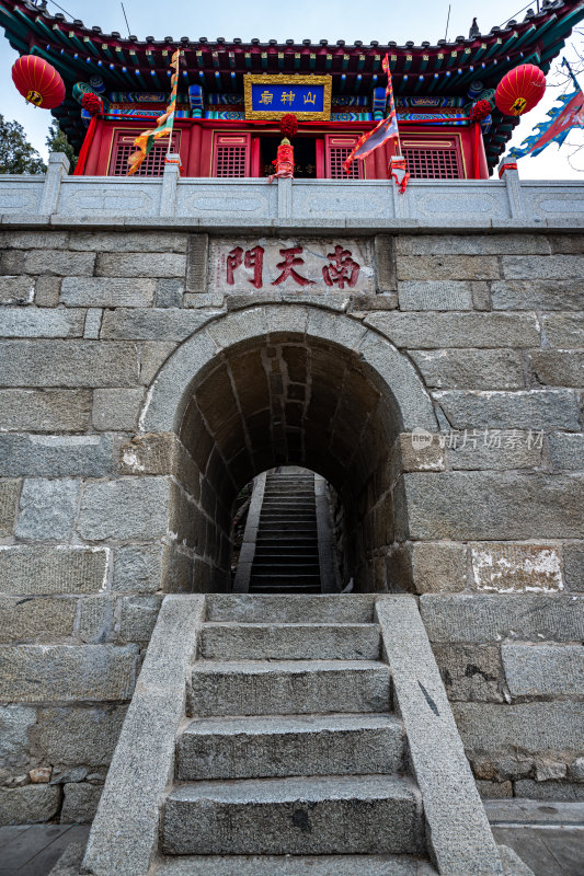 早春的山东济宁邹城峄山风景区景点景观