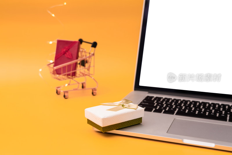 网购电商概念购物车模型笔记本电脑和礼品盒