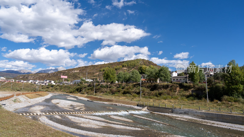 从黄龙九寨站前往九寨沟的大巴窗外风景