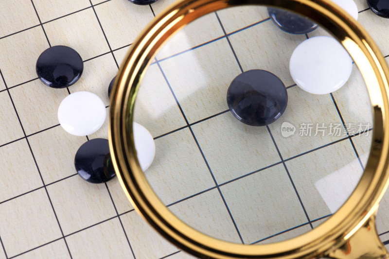 放大镜下的黑棋子