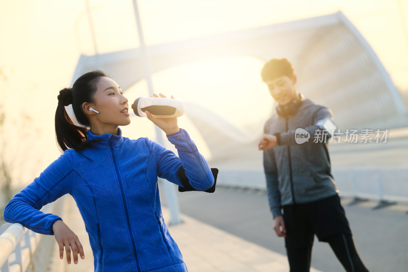 青年男女户外锻炼