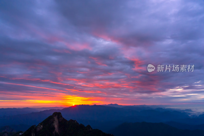 洛阳白云山大山日出天空朝霞太阳