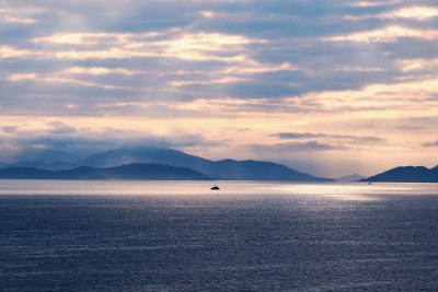 海上日出时分的山水风光