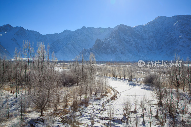 中国西藏冬季拉萨河雪景及拉萨河大桥