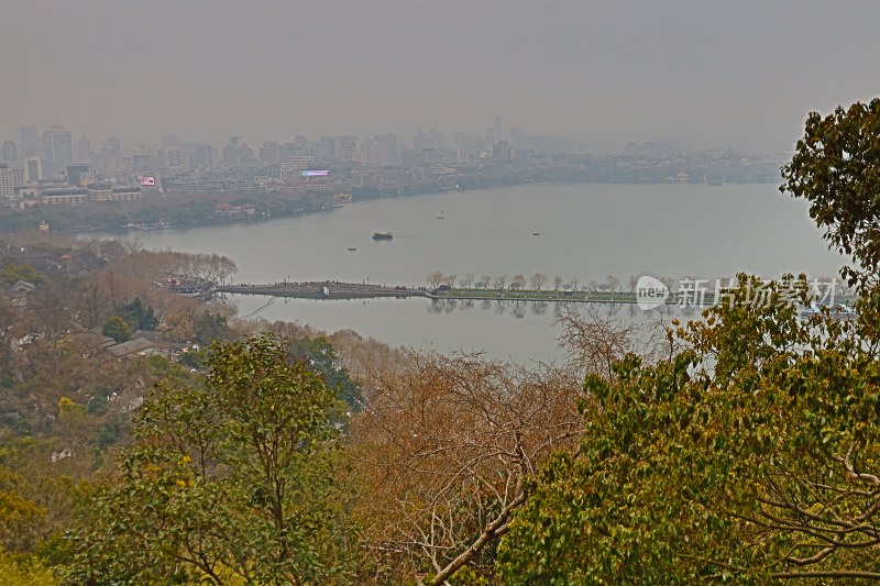 俯瞰湖面与城市远景