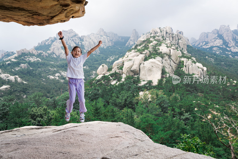 在中国山东青岛崂山景区游玩的女孩