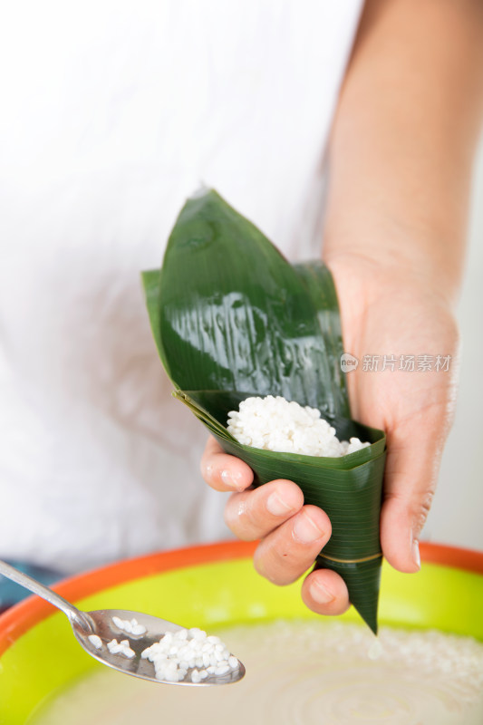 中国传统节日端午节包粽子