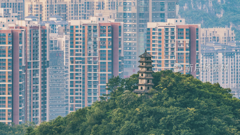 广西柳州密集住宅楼前蟠龙山顶的佛塔