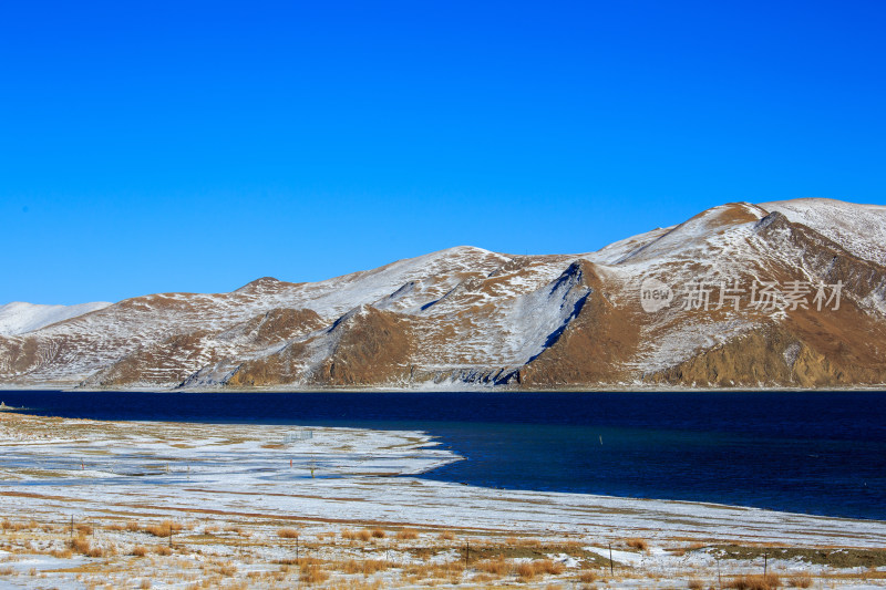 中国西藏羊卓雍措湖羊湖冬季雪景